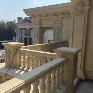 十堰 黄金麻别墅外墙干挂雕花配合阳台栏杆花瓶柱