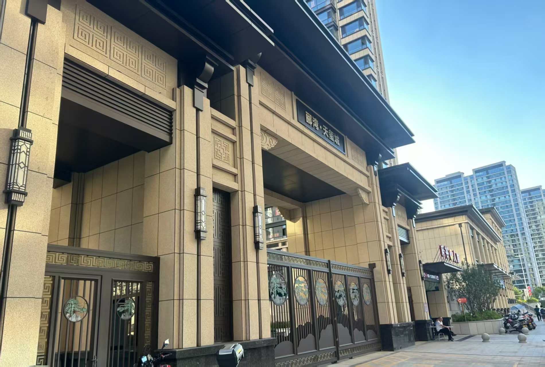 十堰 黄金麻花岗岩荔枝面小区门楼外墙干挂