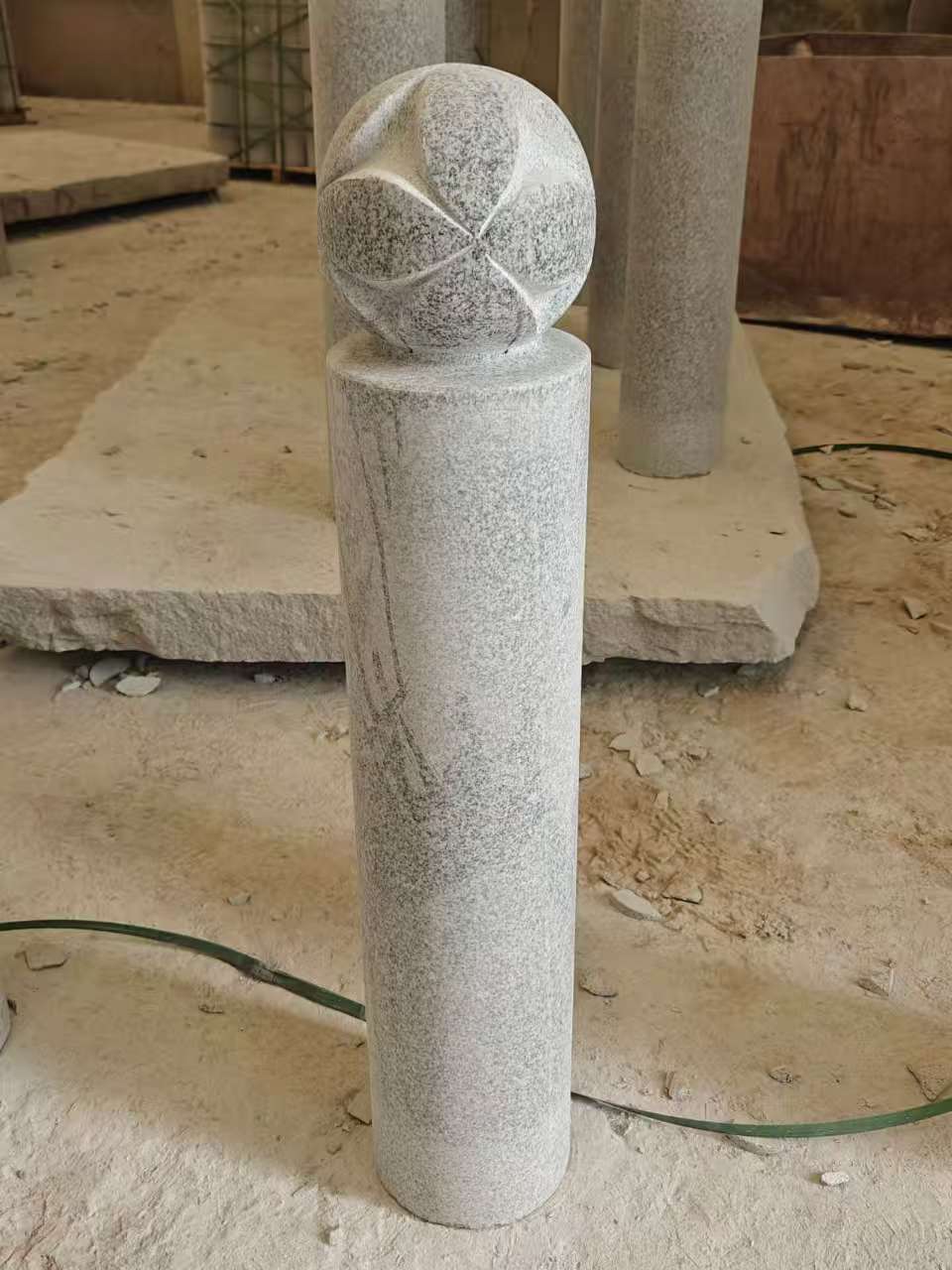 十堰 芝麻白花岗岩石材挡车石柱、停车柱、圆柱挡车柱、方柱挡车柱等