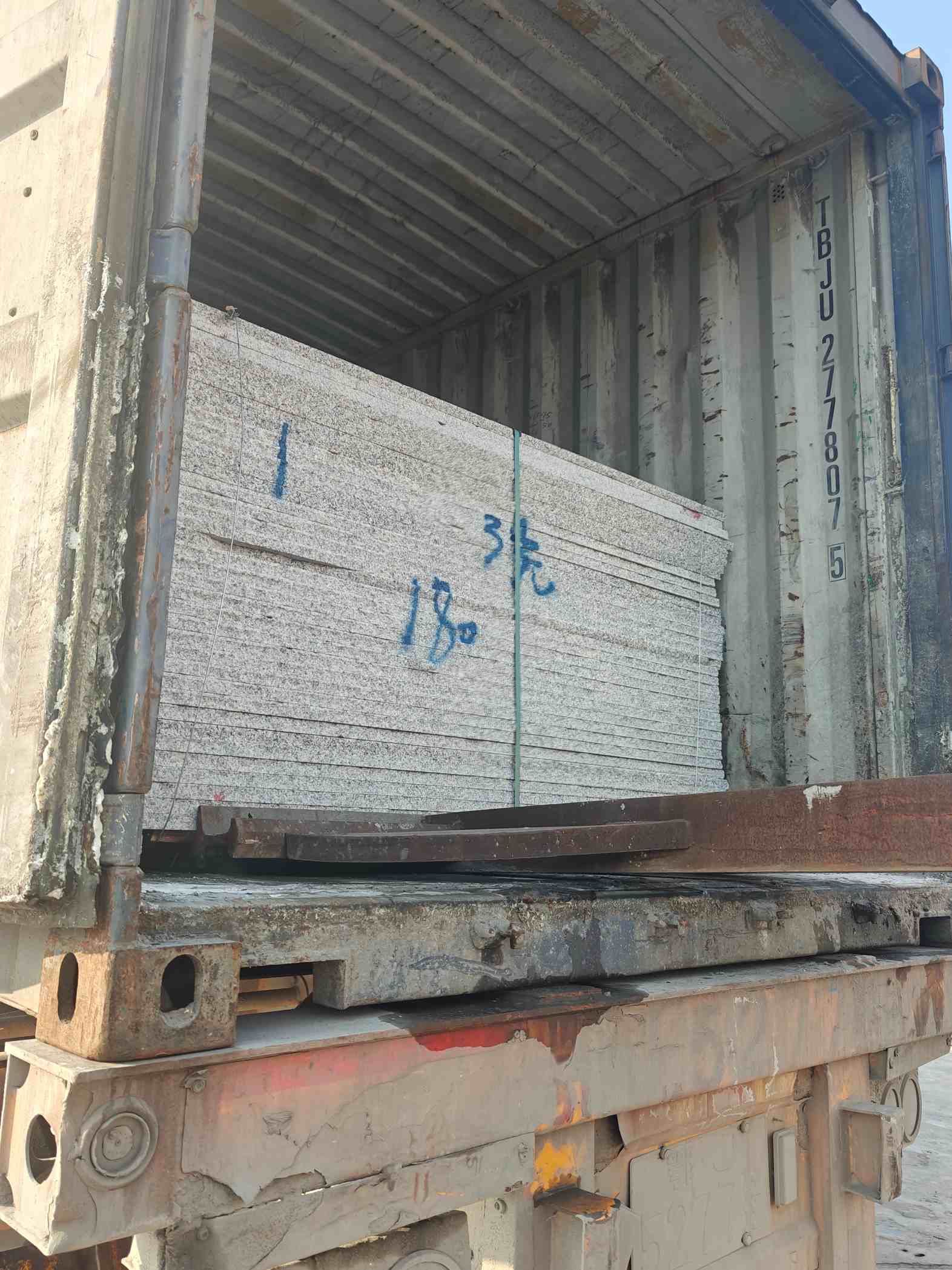 十堰 芝麻白花岗岩石材3.0公分光面毛板装柜出货