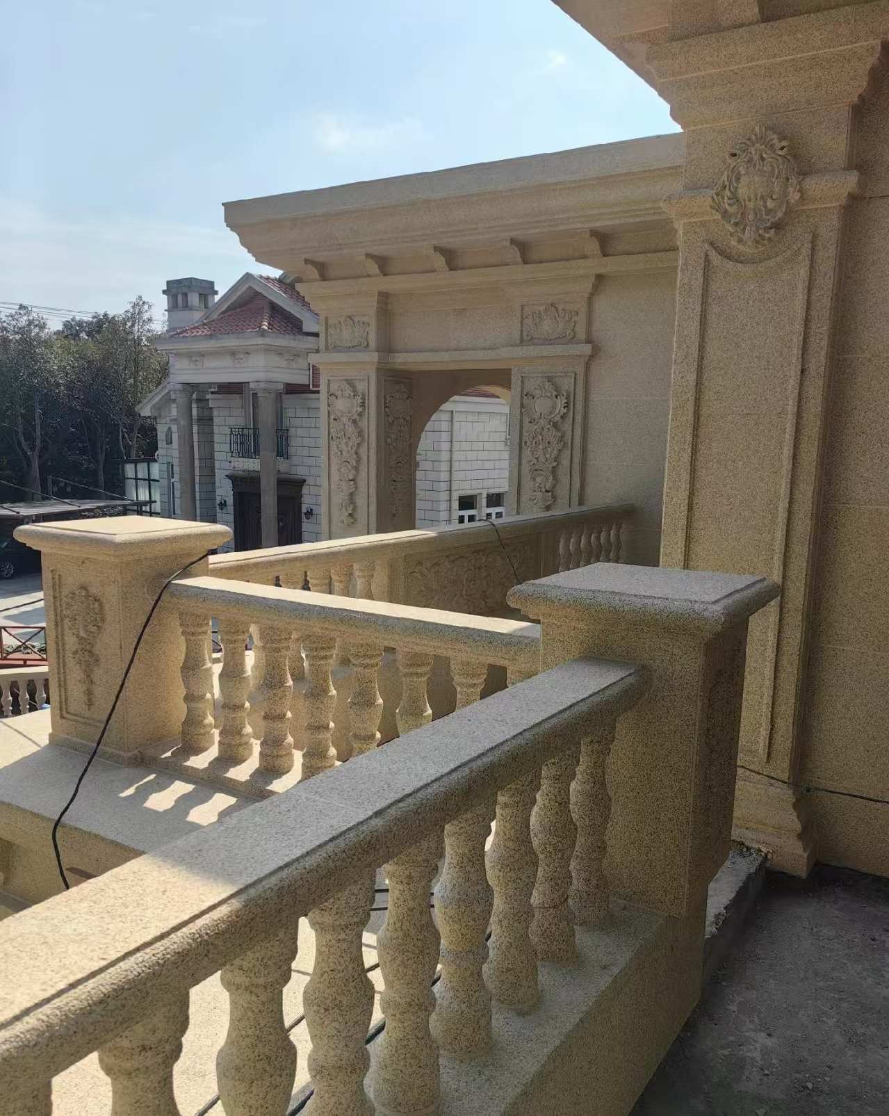 十堰 黄金麻别墅外墙干挂雕花配合阳台栏杆花瓶柱