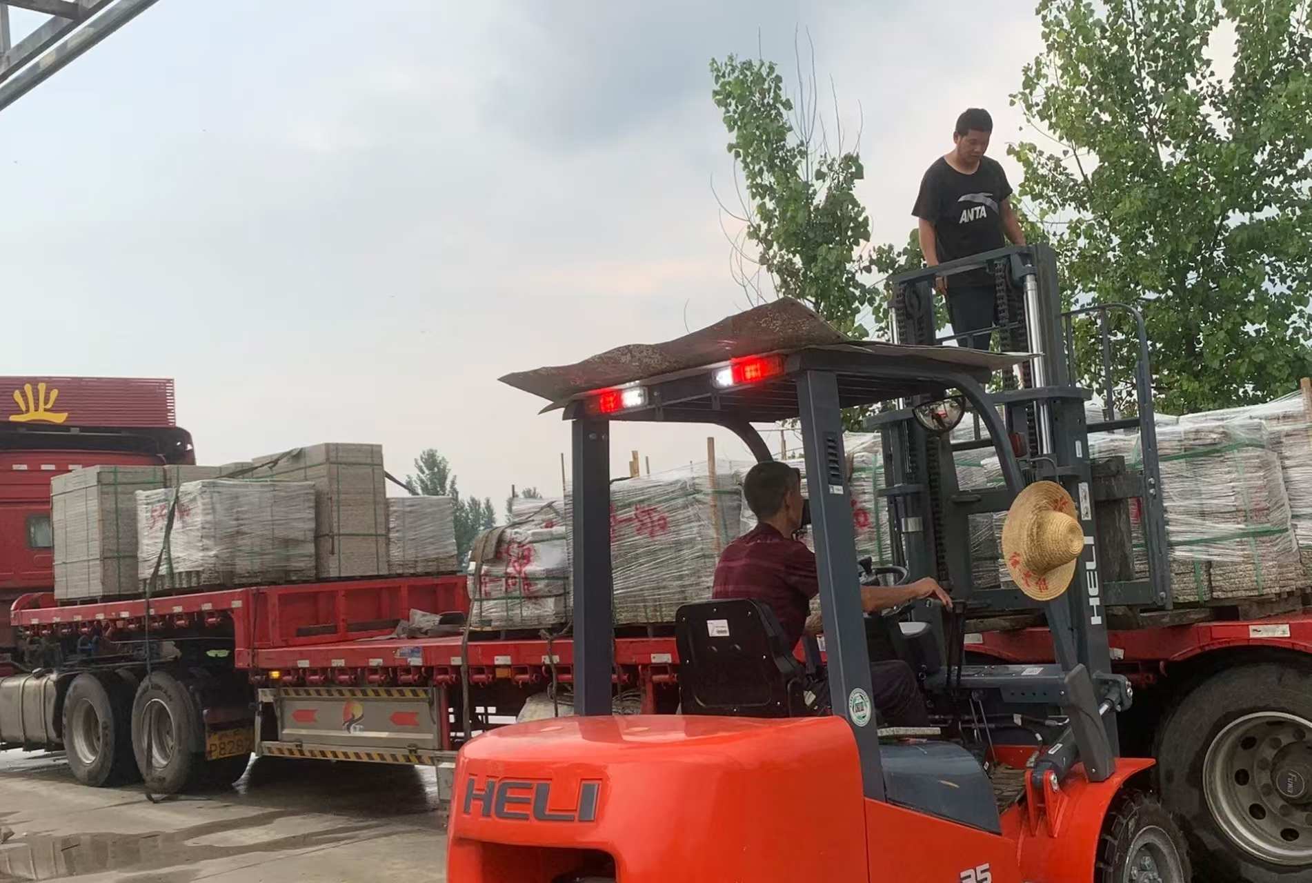 十堰 黄金麻冰裂纹，地铺石装车