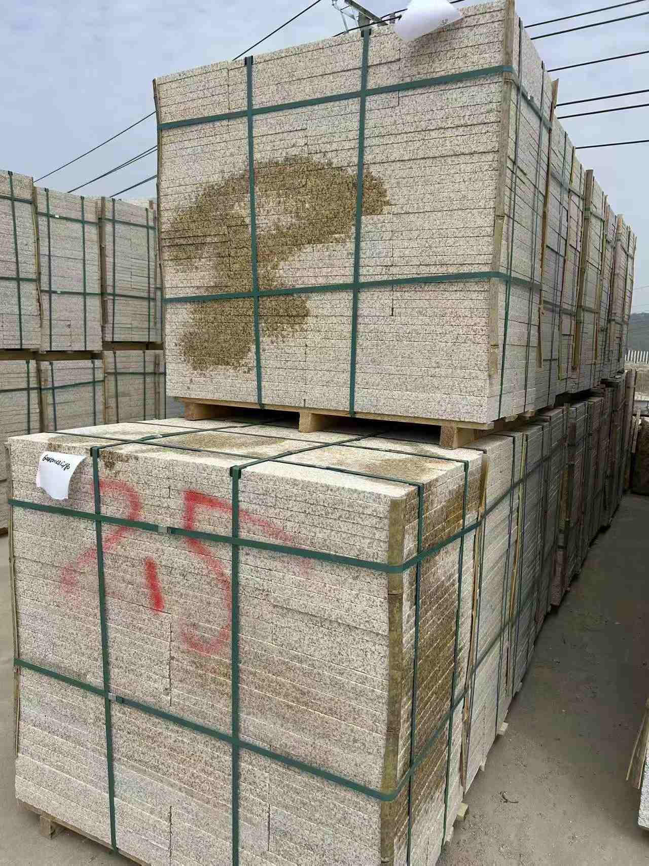 十堰 黄金麻花岗岩石材荔枝面地铺石2.5*300*600