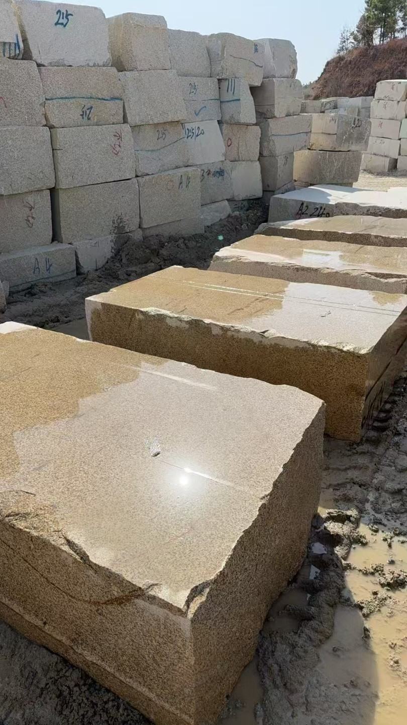 十堰 黄金麻方料堆场洗料分选中，原材料充足