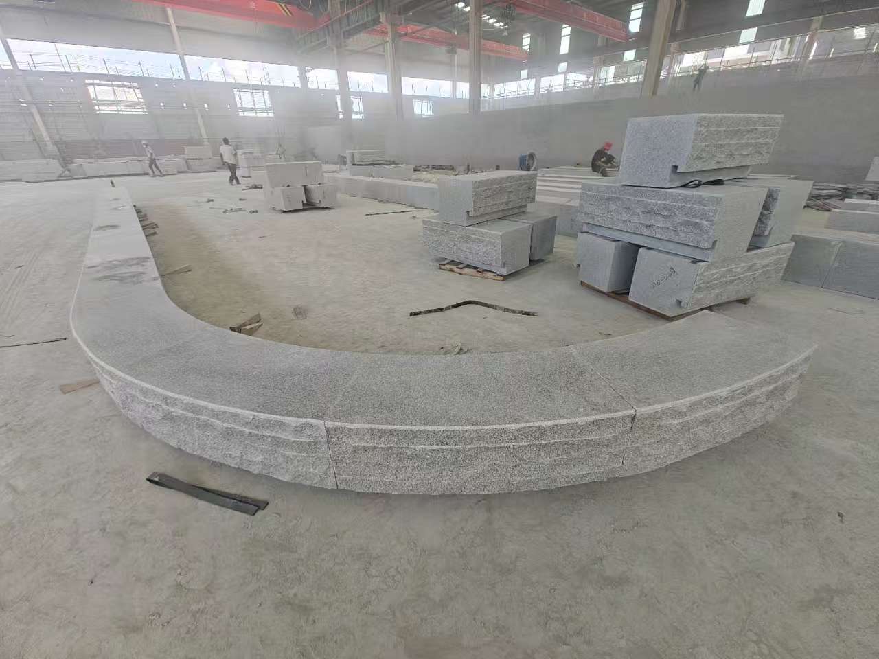 十堰 芝麻白异形坐凳，自然面光面弧形加工