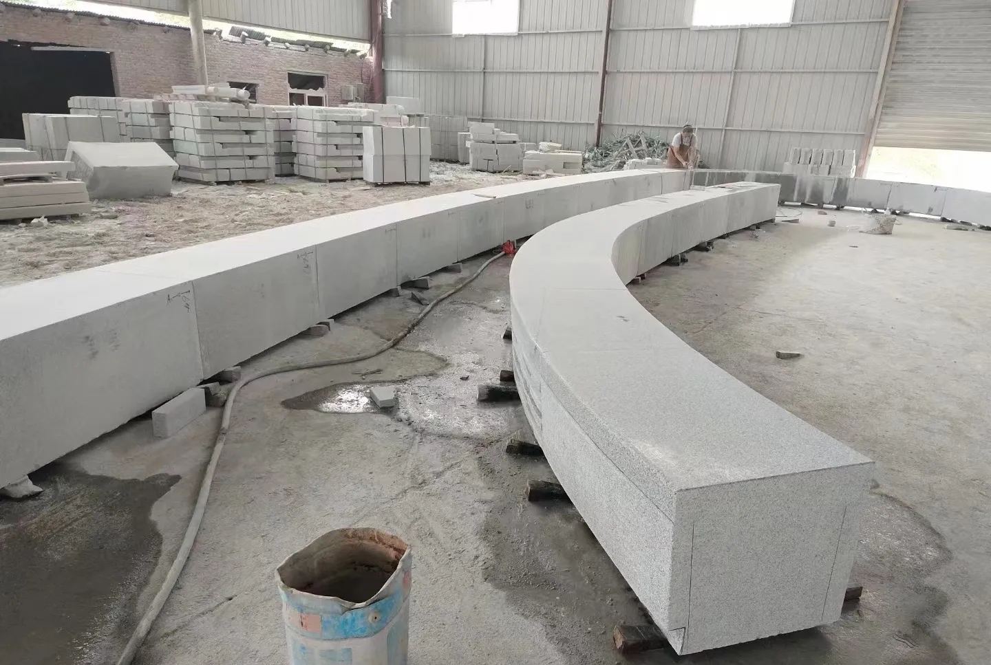 十堰芝麻白花岗岩石板材 园林光面弧形坐凳