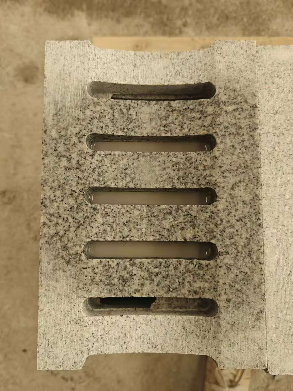 十堰 芝麻白拉丝面花岗岩U型开槽排水槽