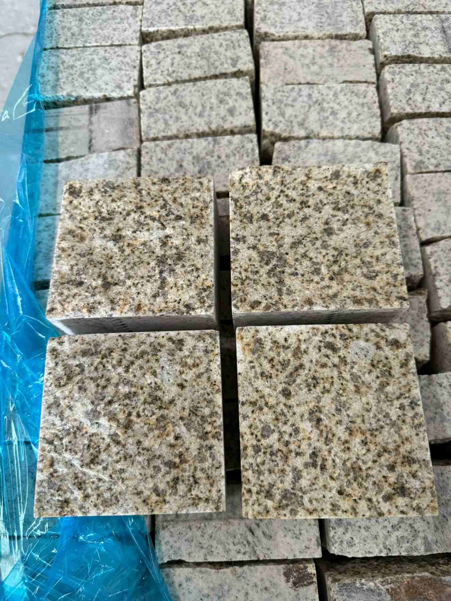 十堰 黄金麻花岗岩自然面小方块，弹石，马蹄石等