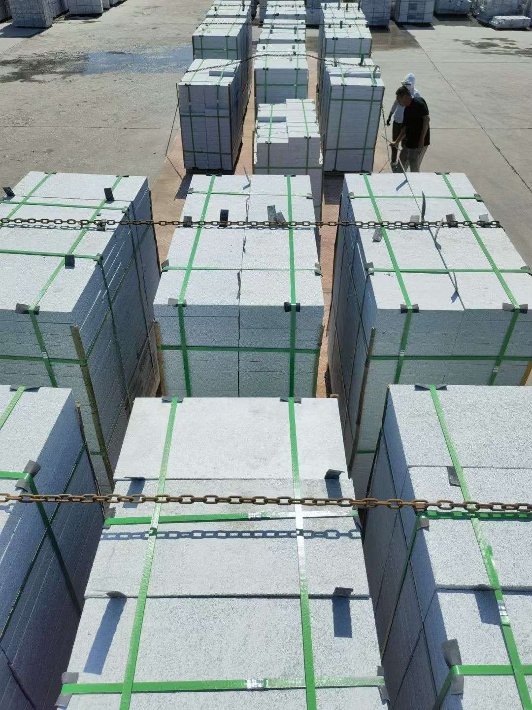 十堰 芝麻白花岗岩5公分地铺石 花岗岩厂家工厂装车日常