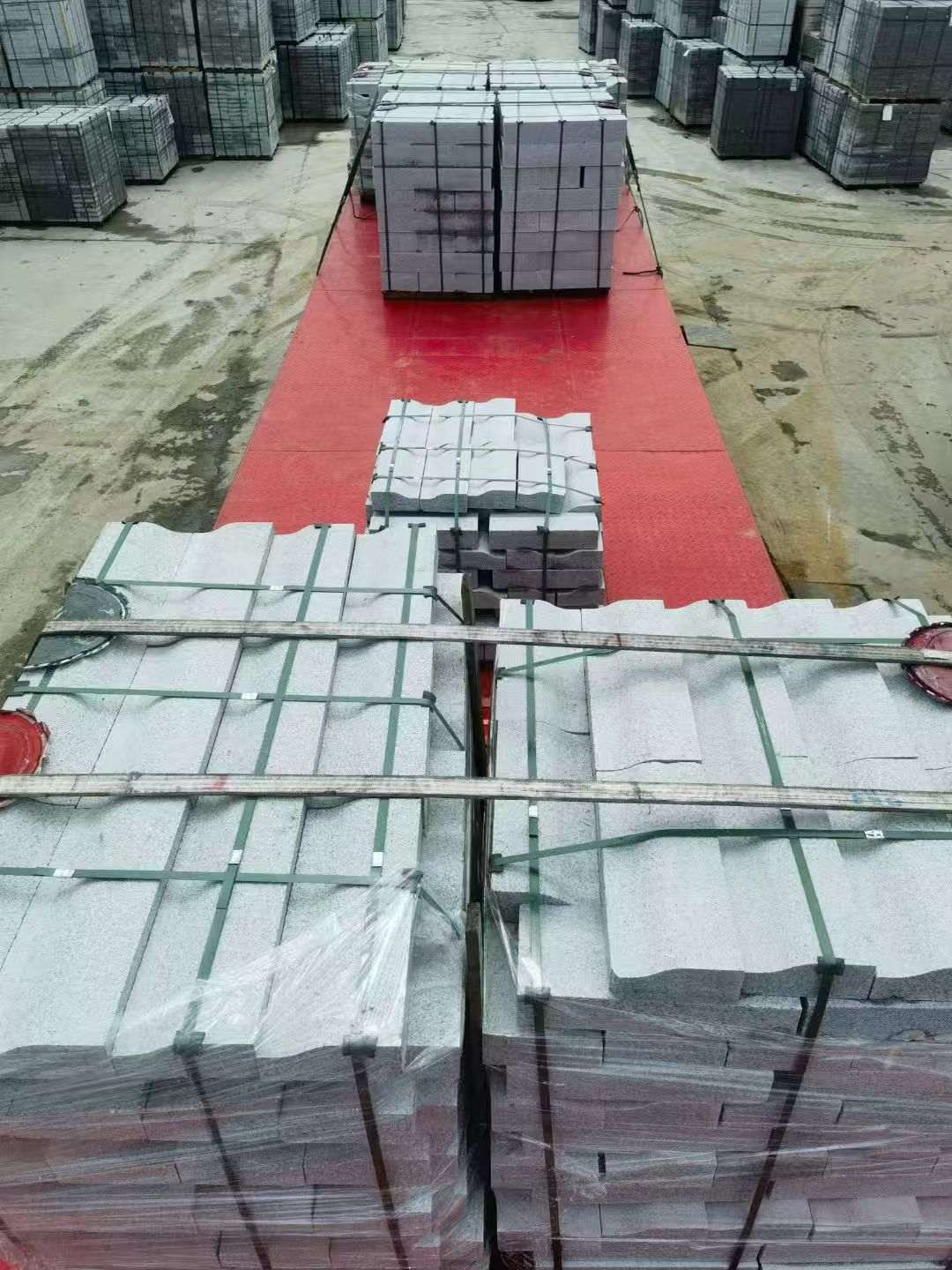 十堰 芝麻白仿形加直形路沿石出货日常