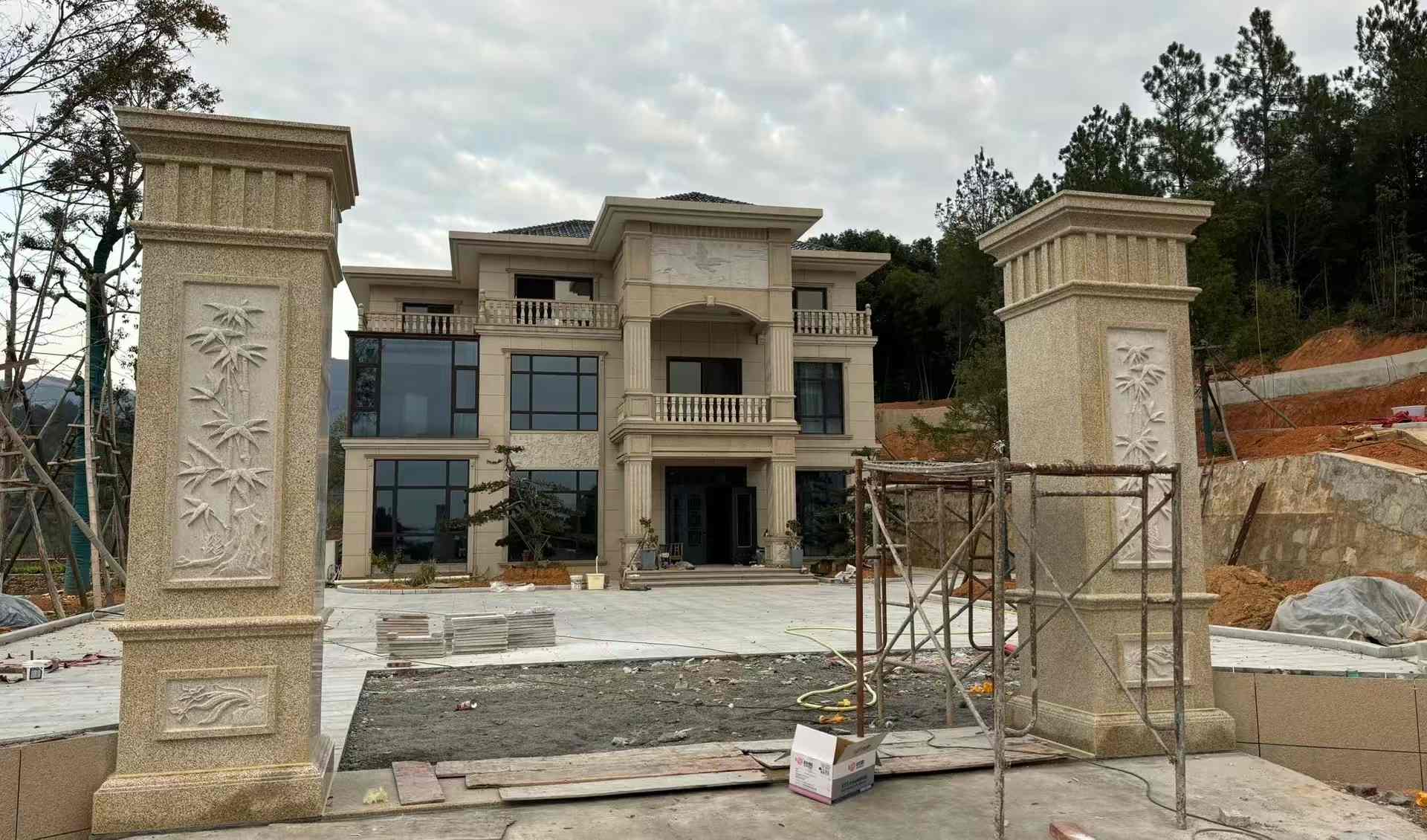 十堰 黄金麻花岗岩别墅雕花外墙干挂配上门口雕花罗马柱